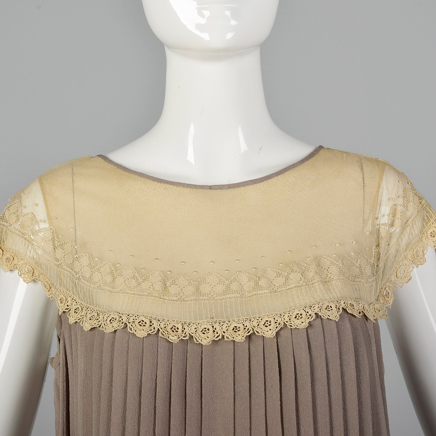 1920s Pleated Lace Collar Day Dress
