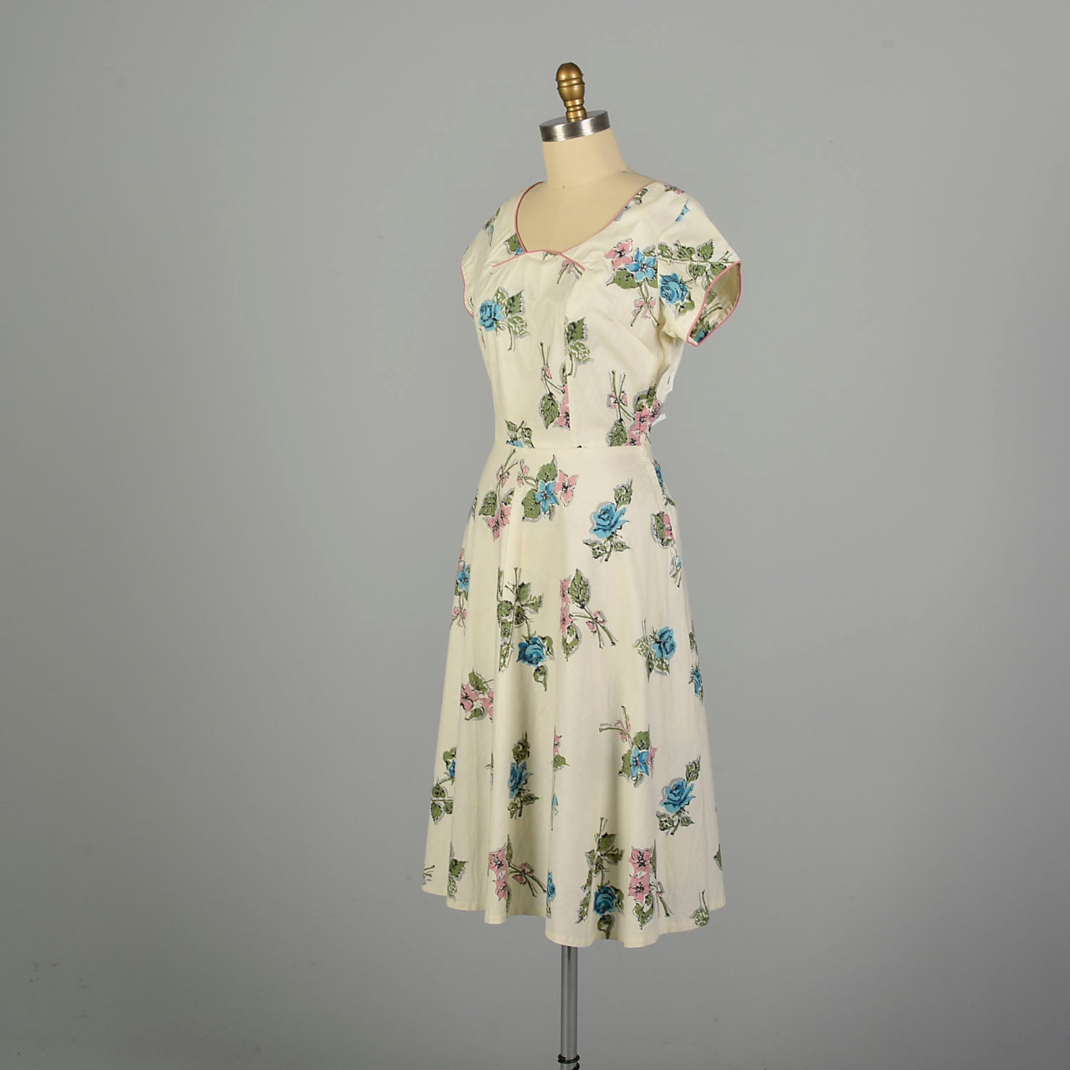 Large 1950s Blue Rose Bouquet Summer Day Dress  Cap Sleeve Novelty Print