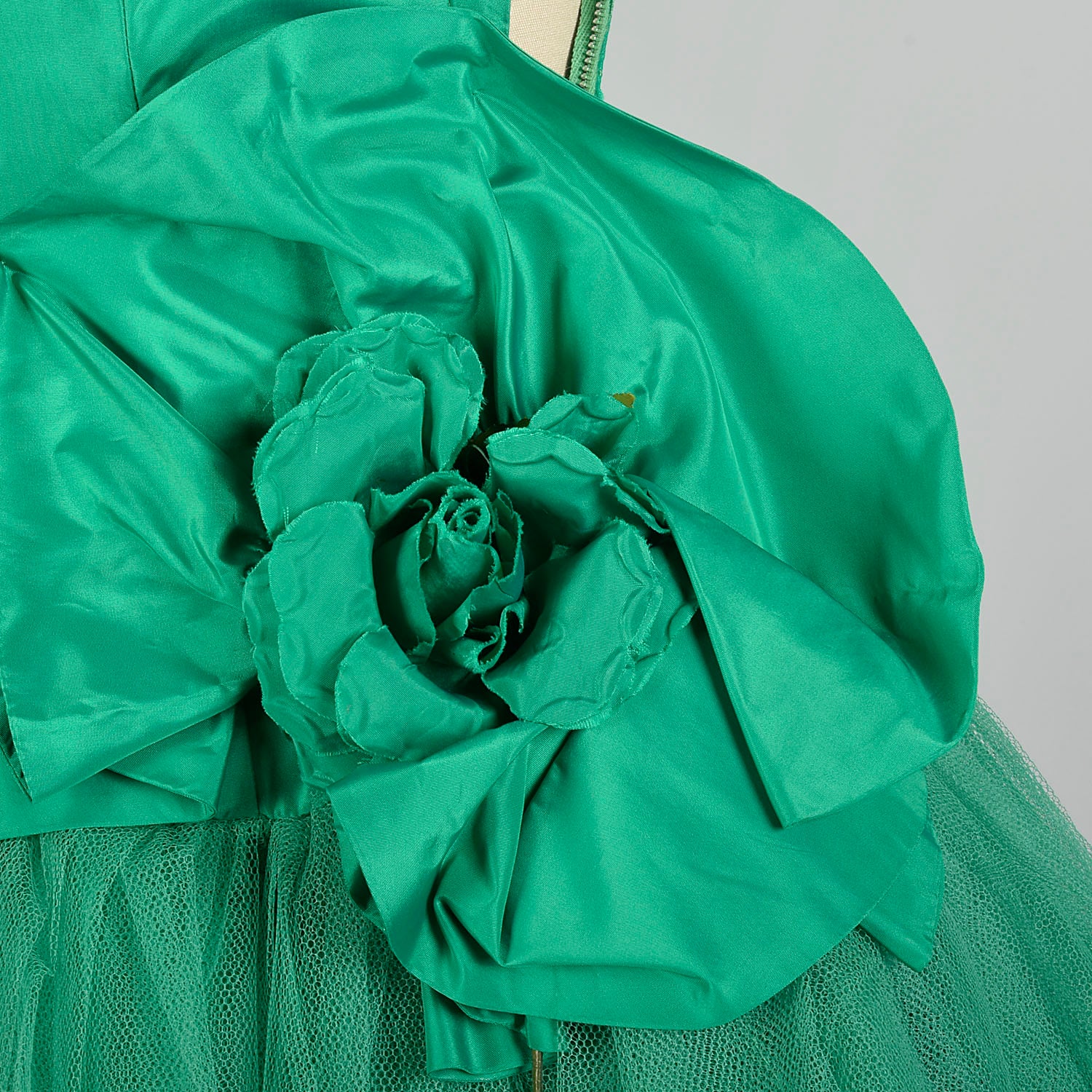 XS 1950s Kelly Green Tulle Prom Dress Strapless Taffeta Peplum Bodice Rose Embellishments