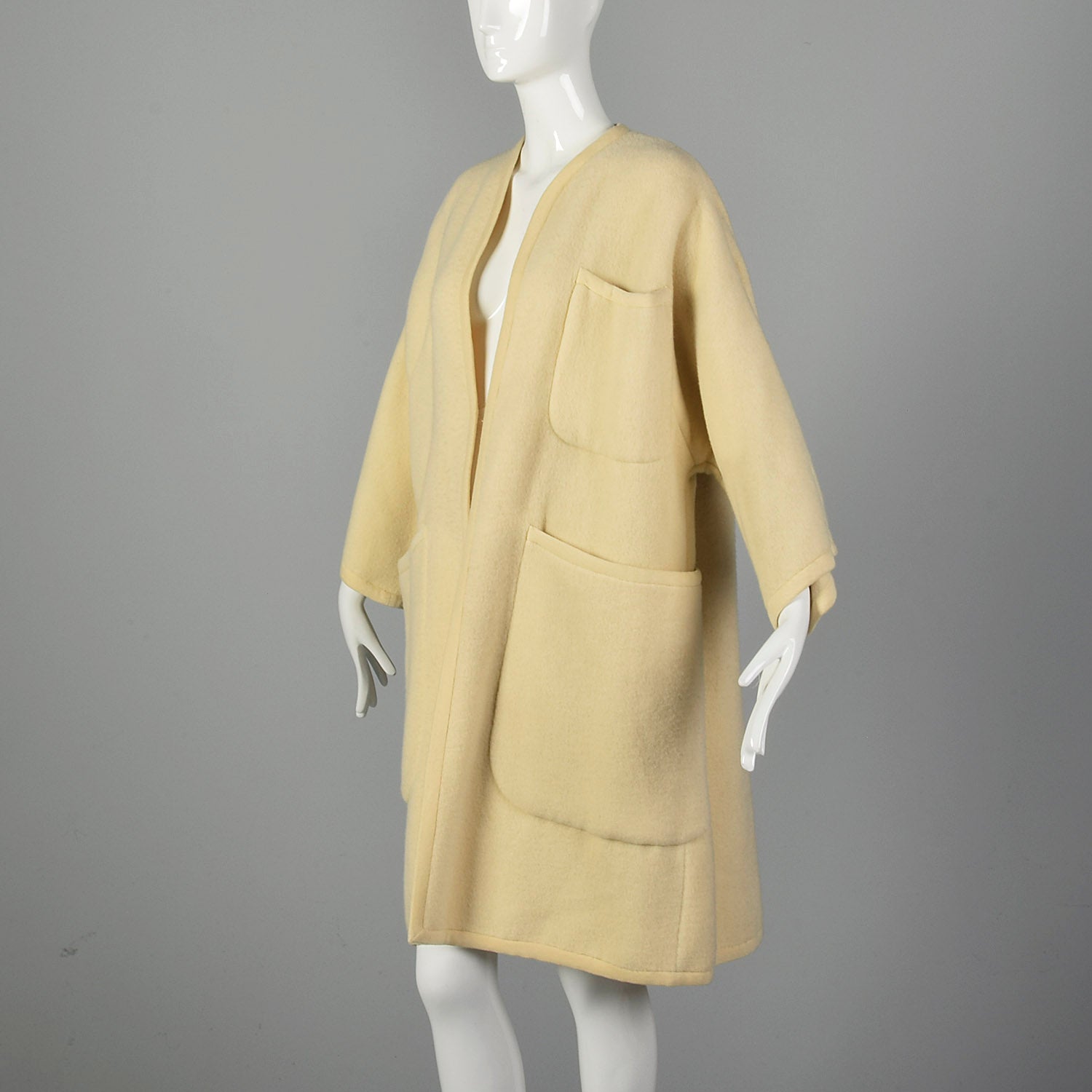 Medium-XL 1960s Cream Blanket Coat