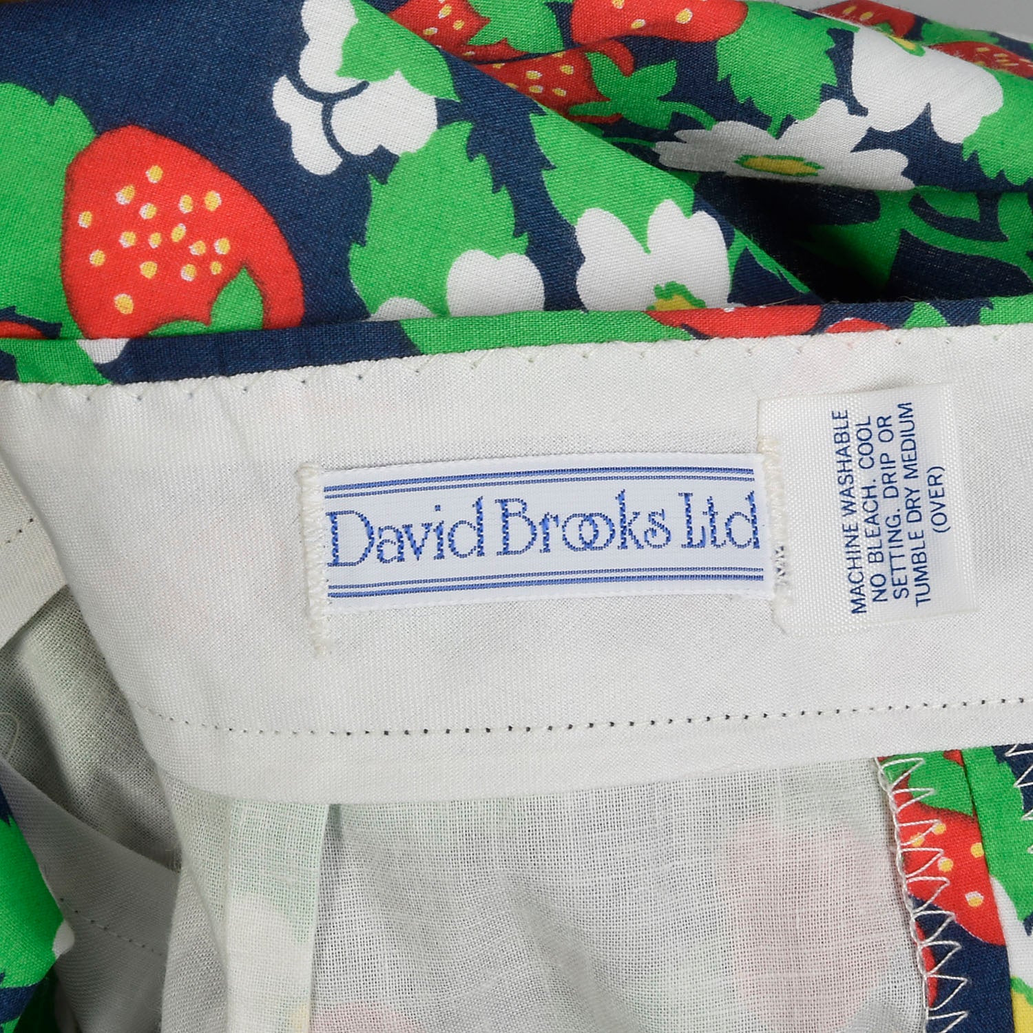 XL 1970s Novelty Print Pants Deadstock Wide Leg High Waist Strawberry Print