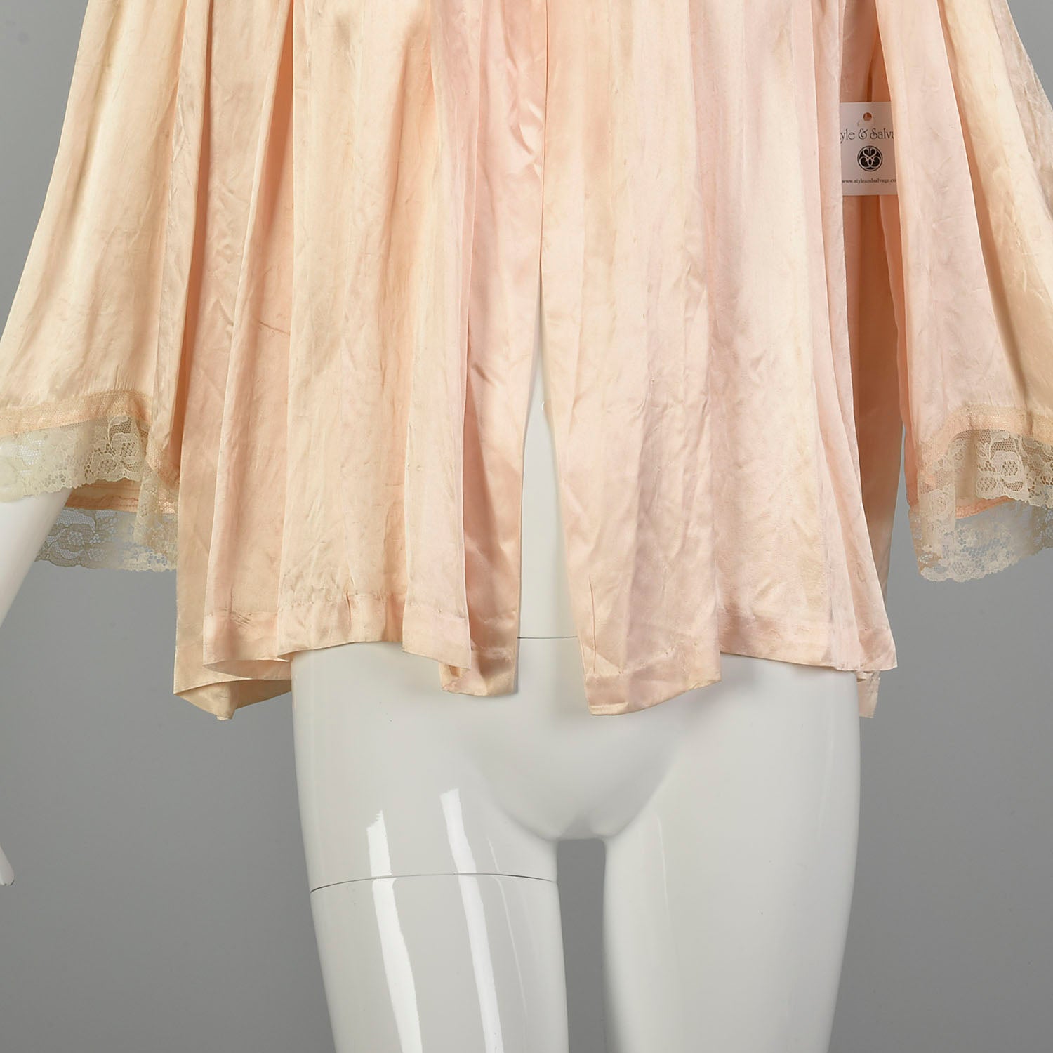 Medium 1950s Bed Jacket Pink Silk Glamorous Boudoir Swing Robe Lingerie