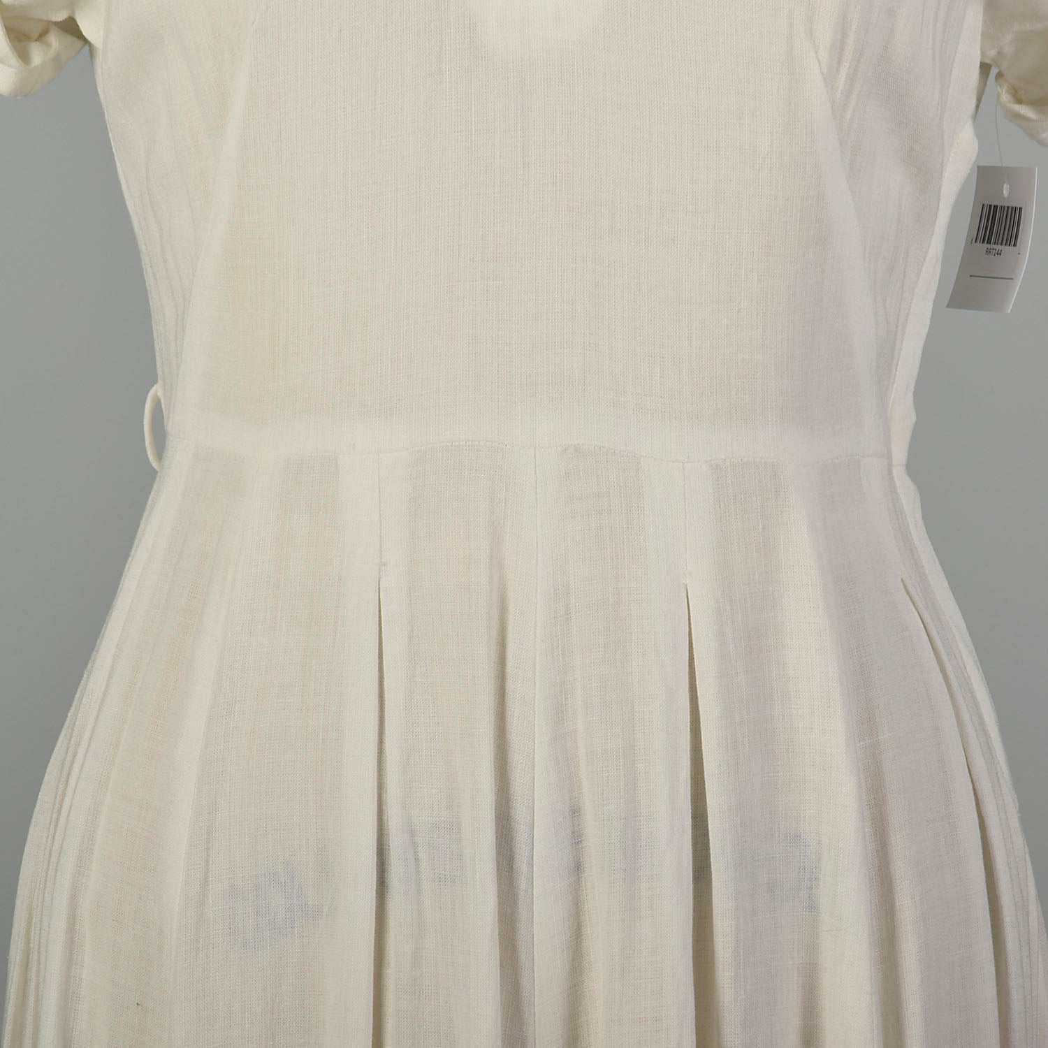 Medium 1950s White Rayon Summer Casual Dress with Pearl Neckline