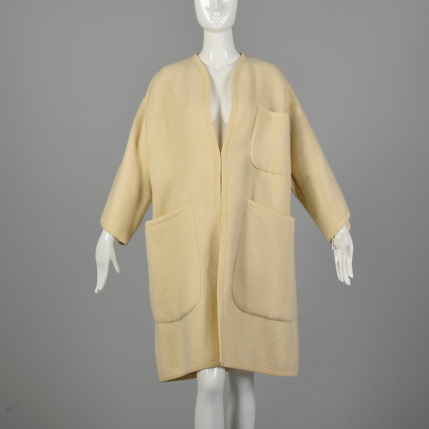 Medium-XL 1960s Cream Blanket Coat