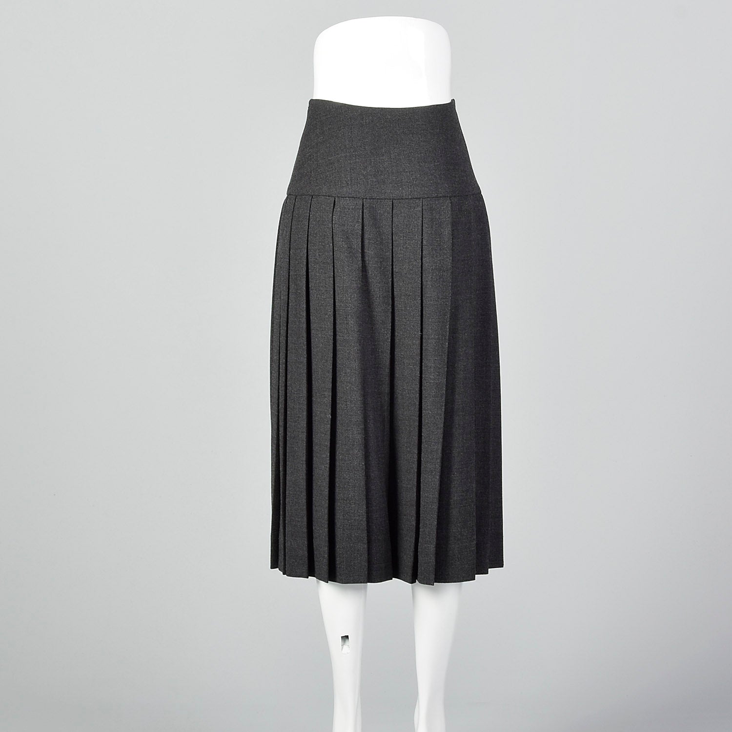 Small Chanel Boutique 1990s Gray Pleated Skirt