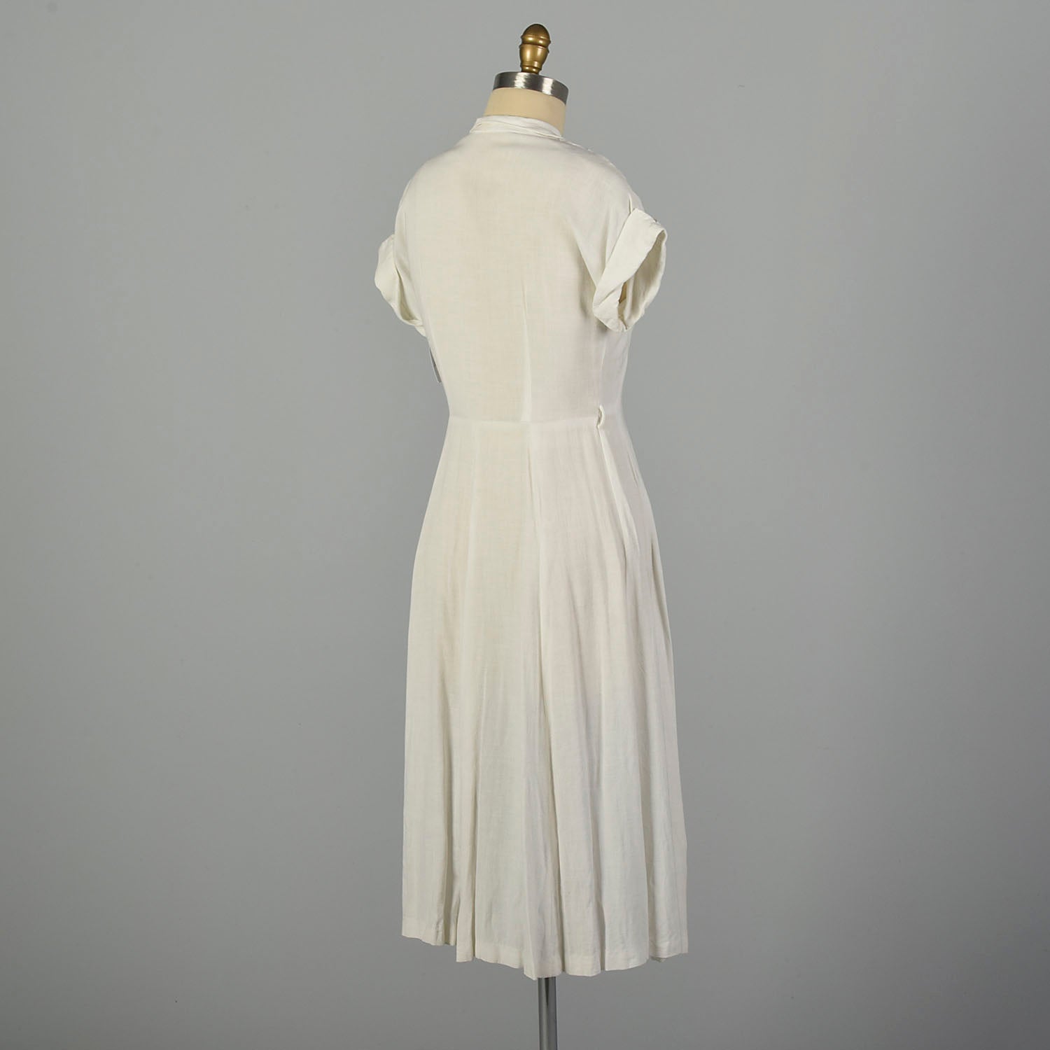 Medium 1950s White Rayon Summer Casual Dress with Pearl Neckline