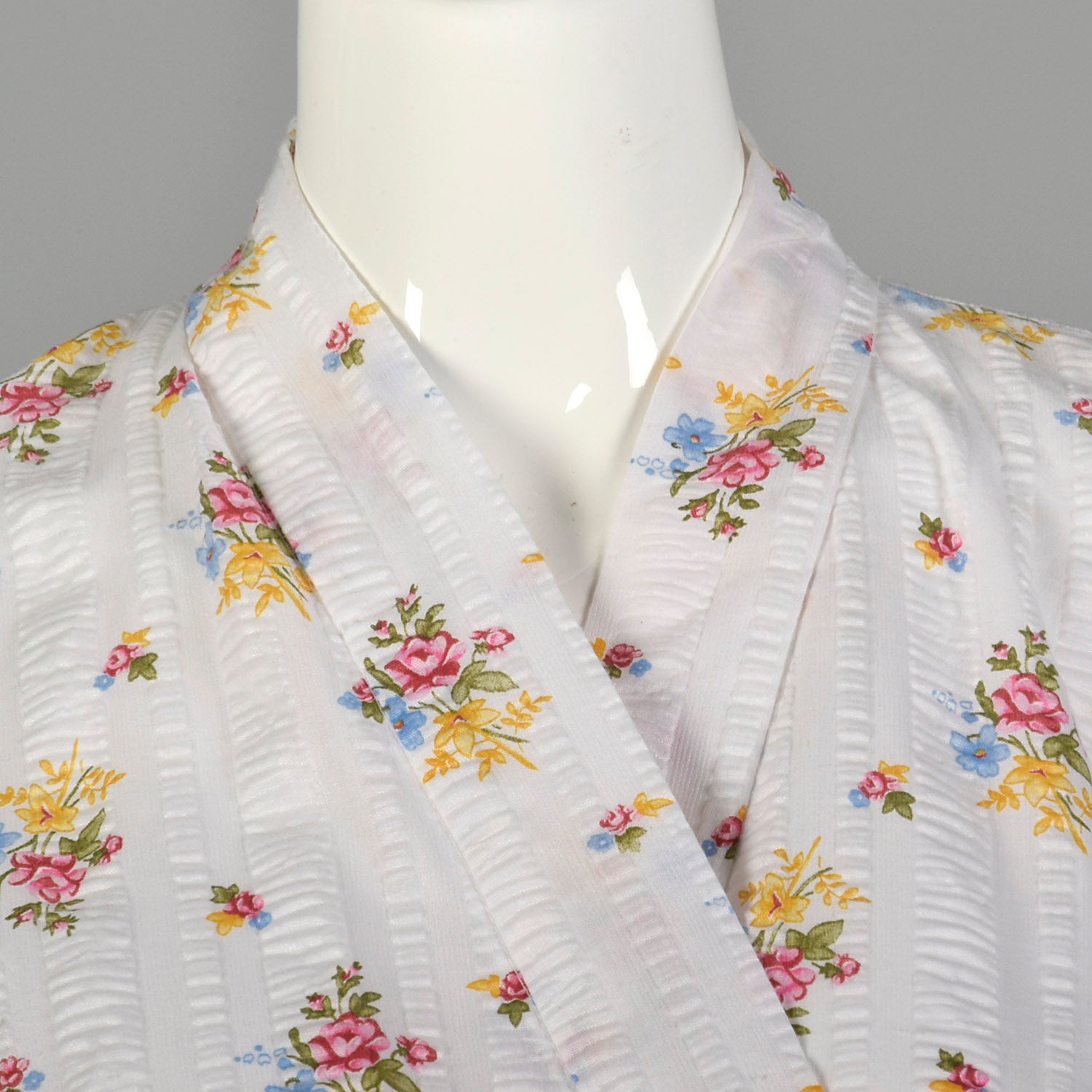 White Cotton 1970s Kimono Floral Seersucker Robe Long Sleeve