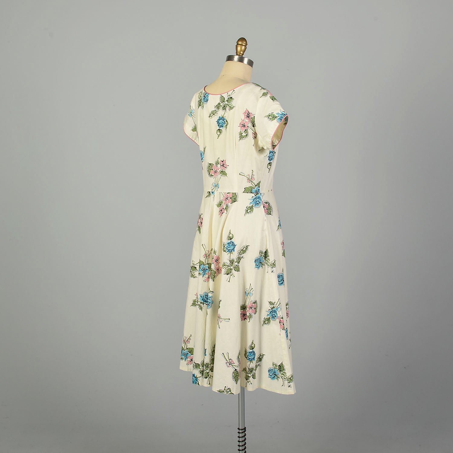Large 1950s Blue Rose Bouquet Summer Day Dress  Cap Sleeve Novelty Print