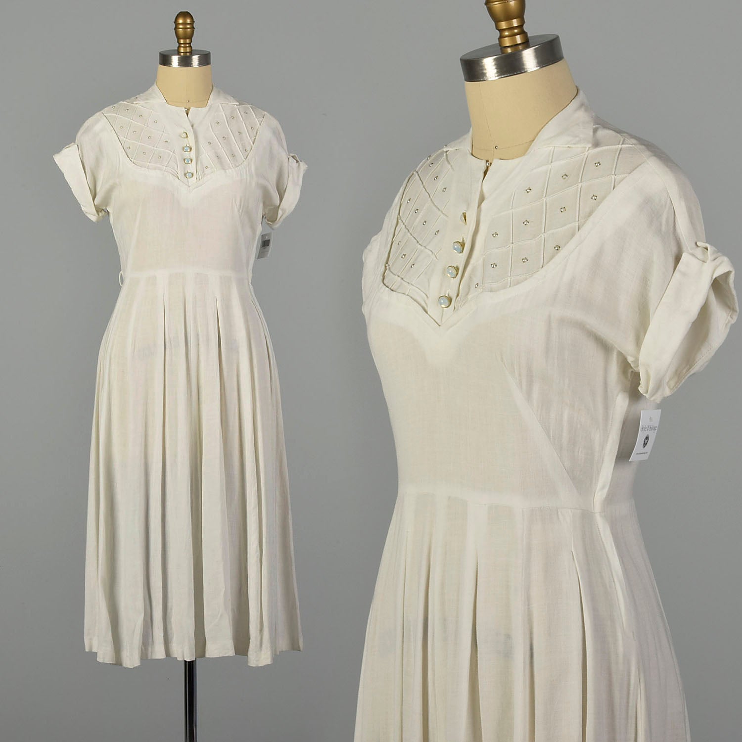 Medium 1950s White Rayon Summer Casual Dress with Pearl Neckline