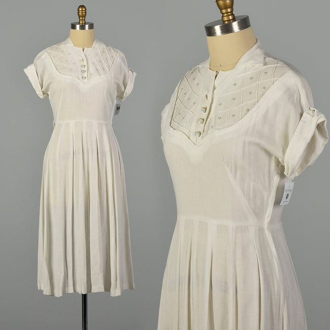 Medium 1950s White Rayon Summer Casual Dress with Pearl Neckline