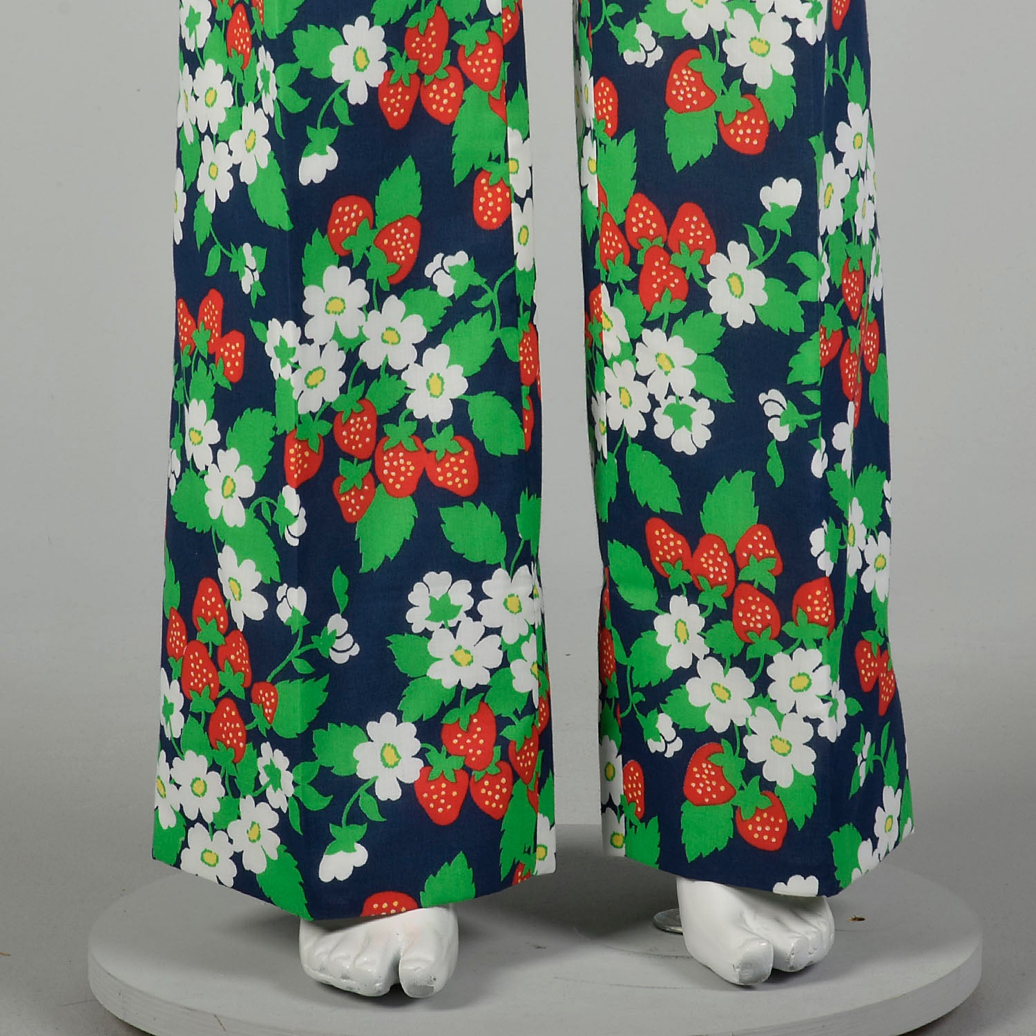 XL 1970s Novelty Print Pants Deadstock Wide Leg High Waist Strawberry Print