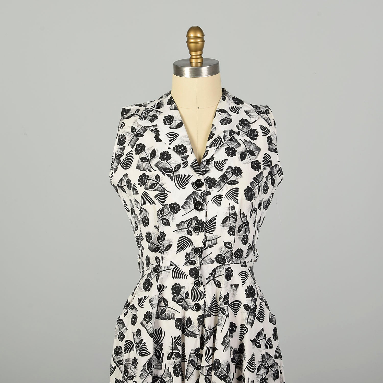 Medium 1950s Day Dress Black Novelty Print Sleeveless Cotton Summer Circle Skirt