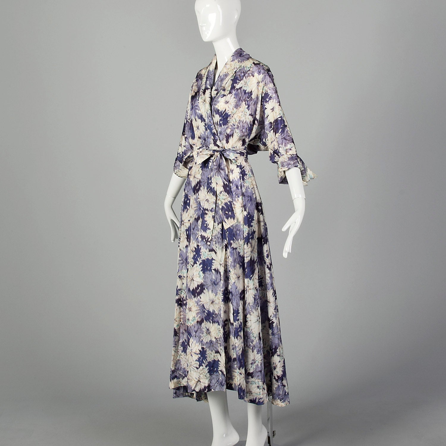 Large-XXL 1950s Purple Floral Robe