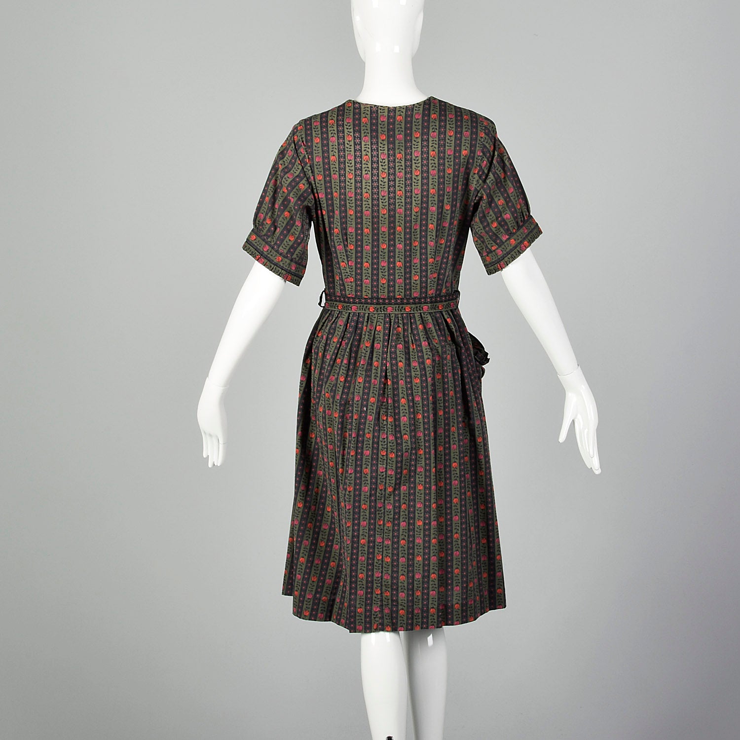 Medium 1950s Green Novelty Tulip Print Day Dress