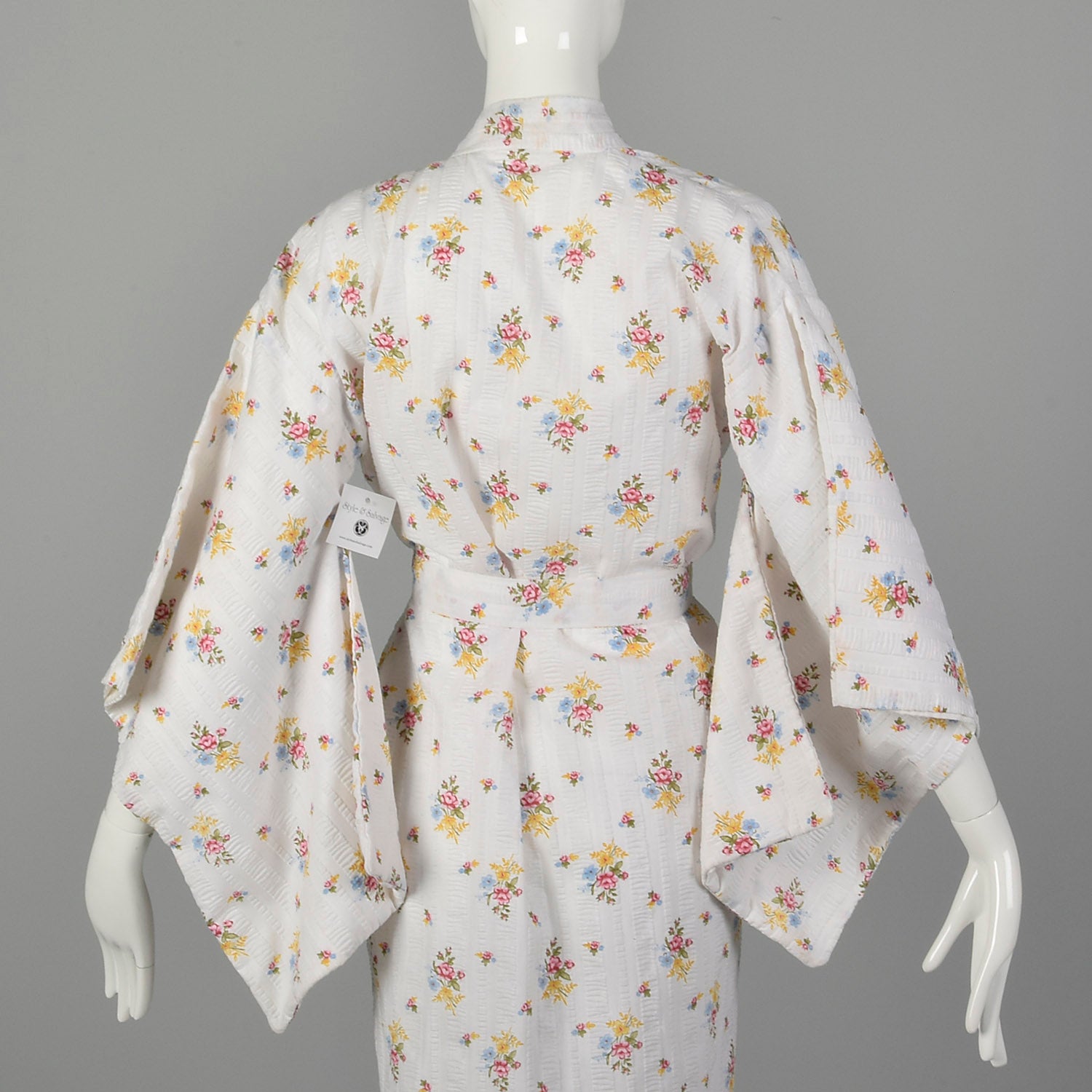 White Cotton 1970s Kimono Floral Seersucker Robe Long Sleeve