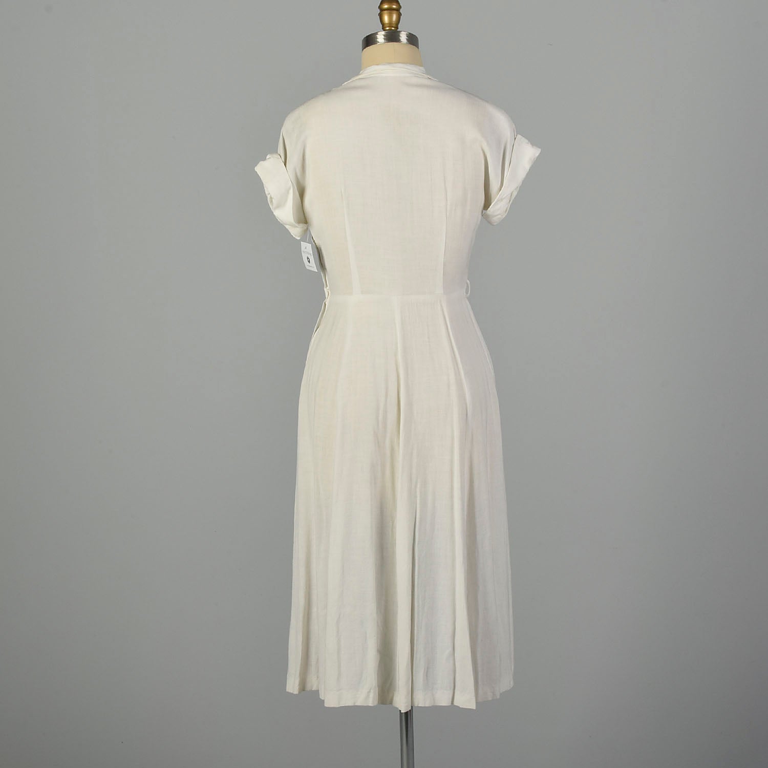 Medium 1950s White Rayon Summer Casual Dress with Pearl Neckline