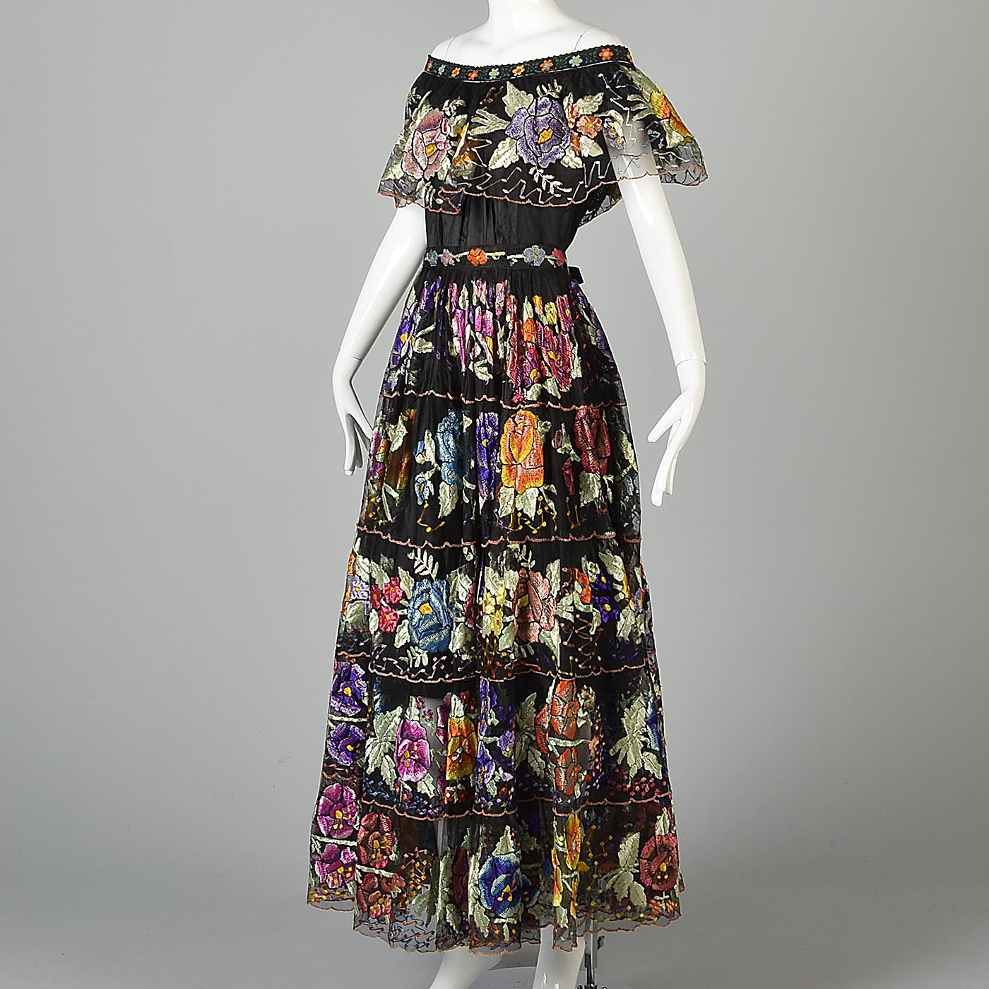 1950s Chiapas Mexican Two Piece Dress with Full Circle Embroidered Skirt